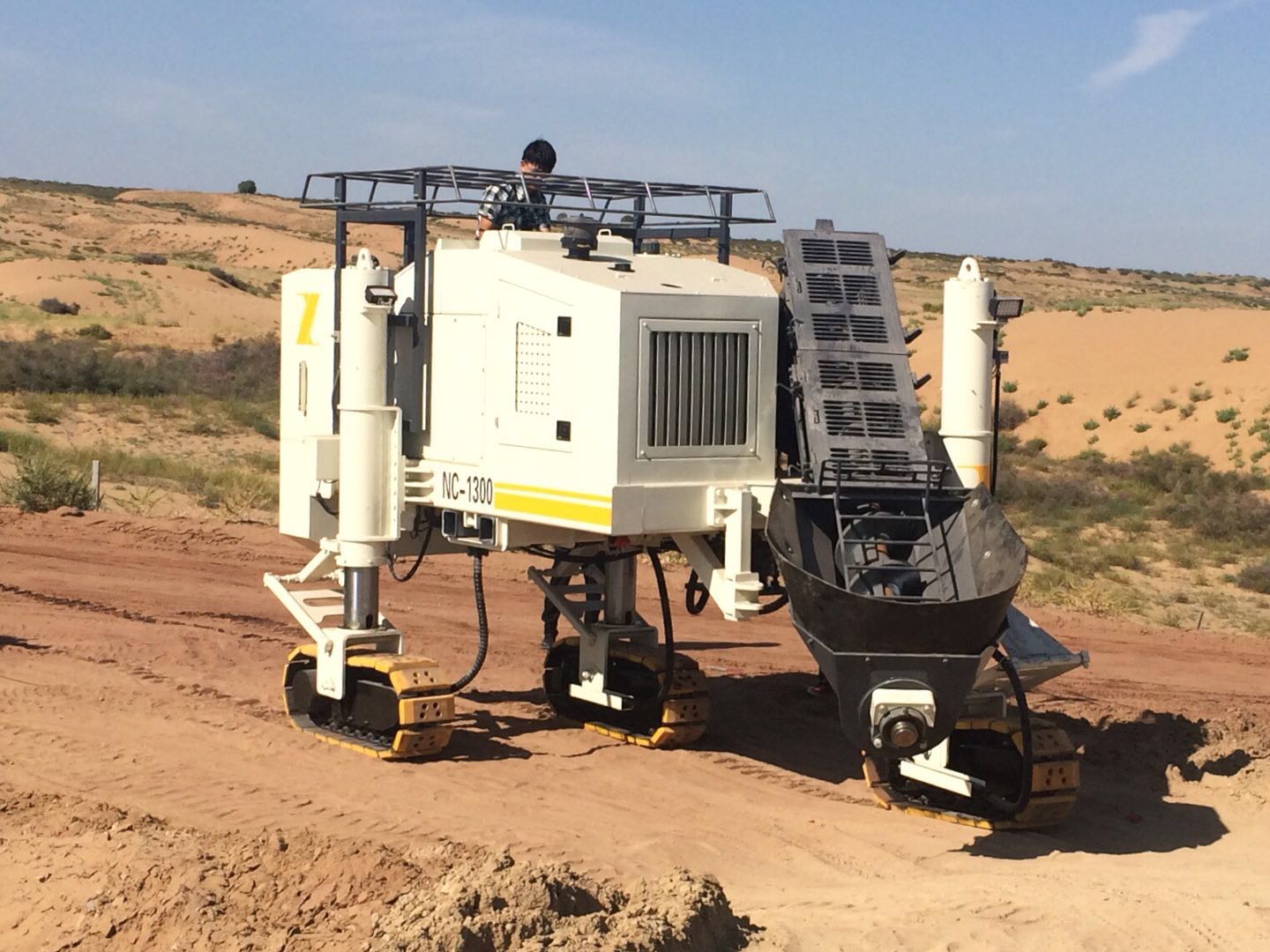 混凝土路緣石滑模機(jī)在滑模施工時(shí)要怎樣操作才能使工程完美？