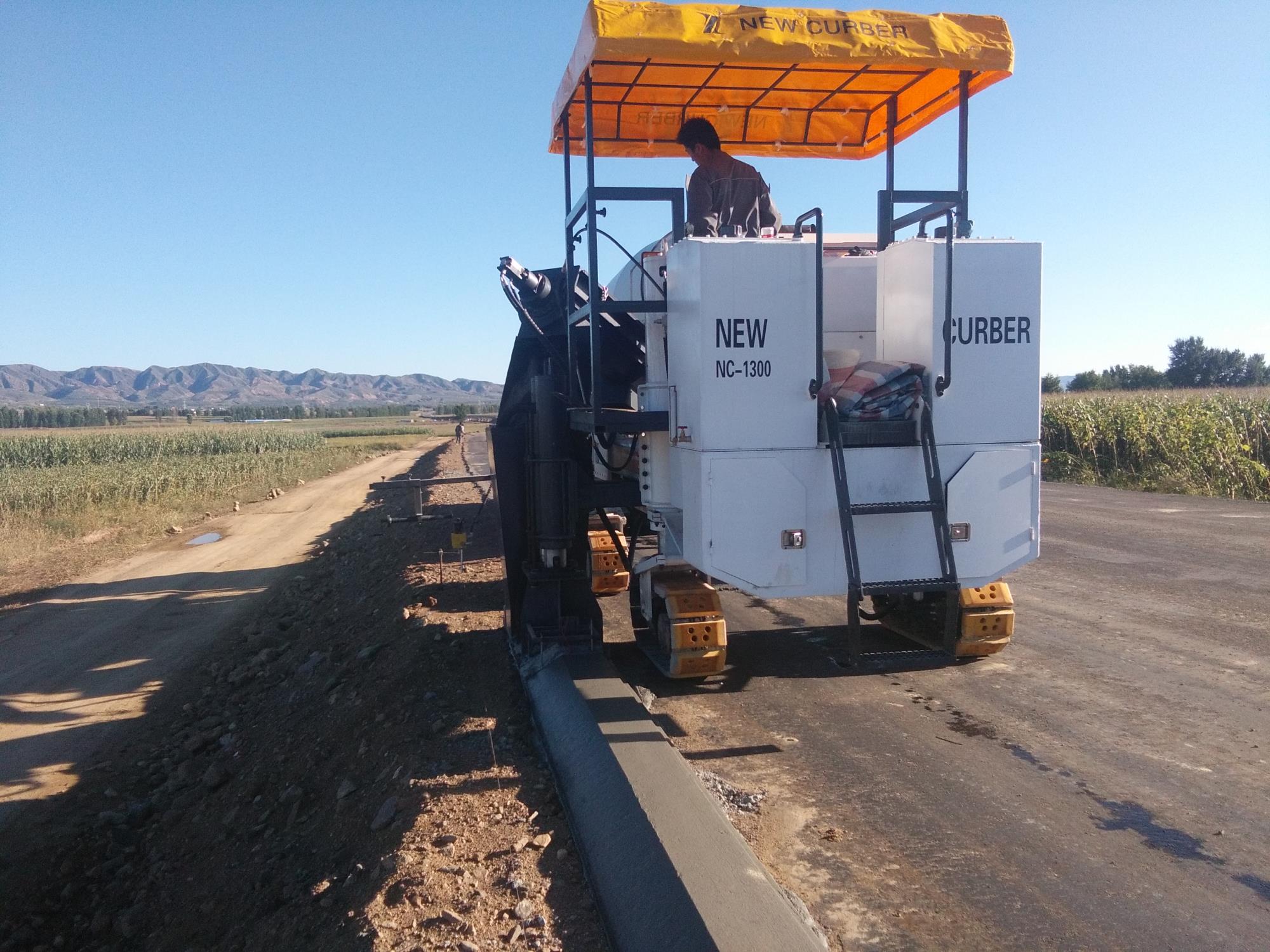使用混凝土路緣石滑模機(jī)滑模攤鋪節(jié)省了不少人力財(cái)力，值得推薦！