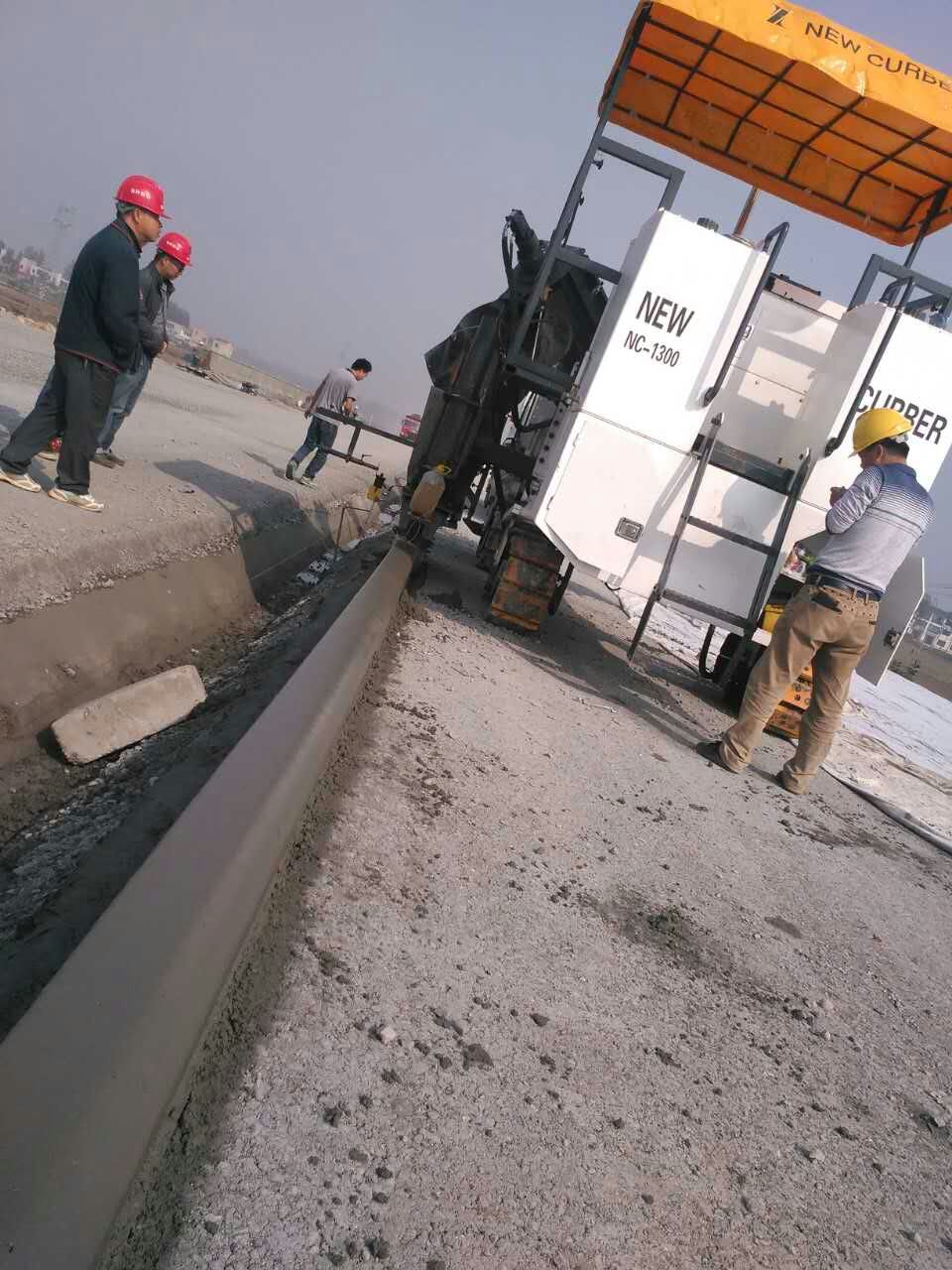 新路緣NC1300混凝土路緣石滑模機(jī)強(qiáng)大的背后不但是產(chǎn)品技術(shù)，還有完善的售后服務(wù)