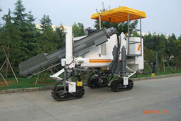 為了不影響路緣石滑模機(jī)的正常使用，要定期保養(yǎng)和維護(hù)路緣石滑模機(jī)