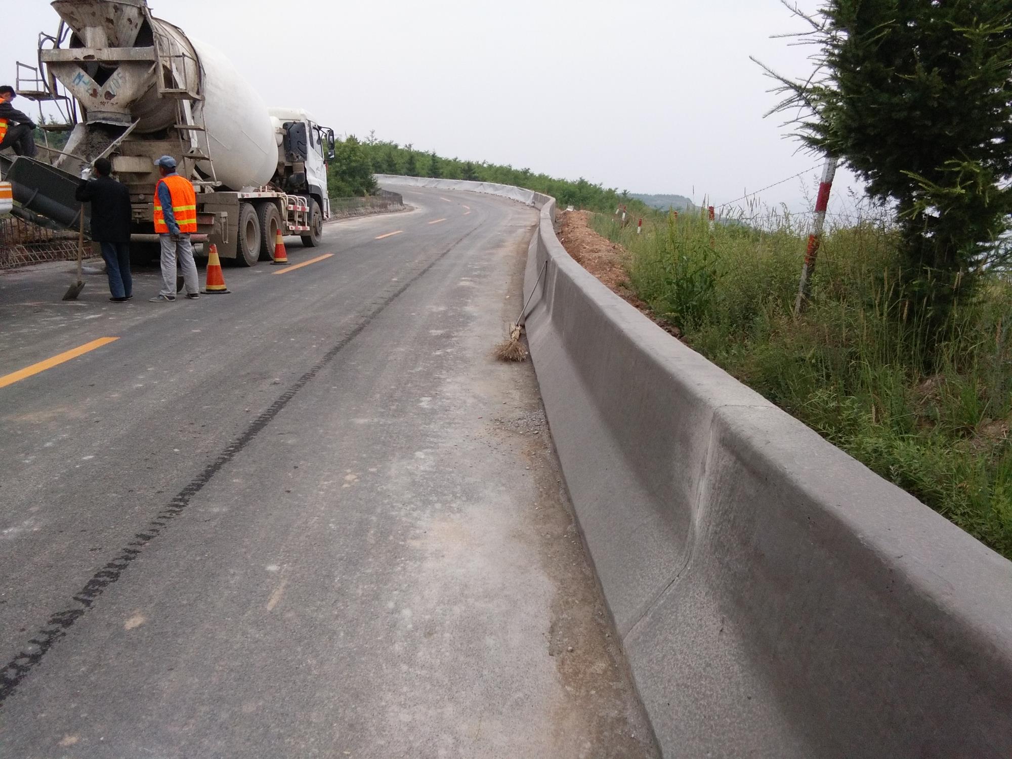 路緣石滑模機(jī)使用方便，混凝土滑模效率高，易于維修