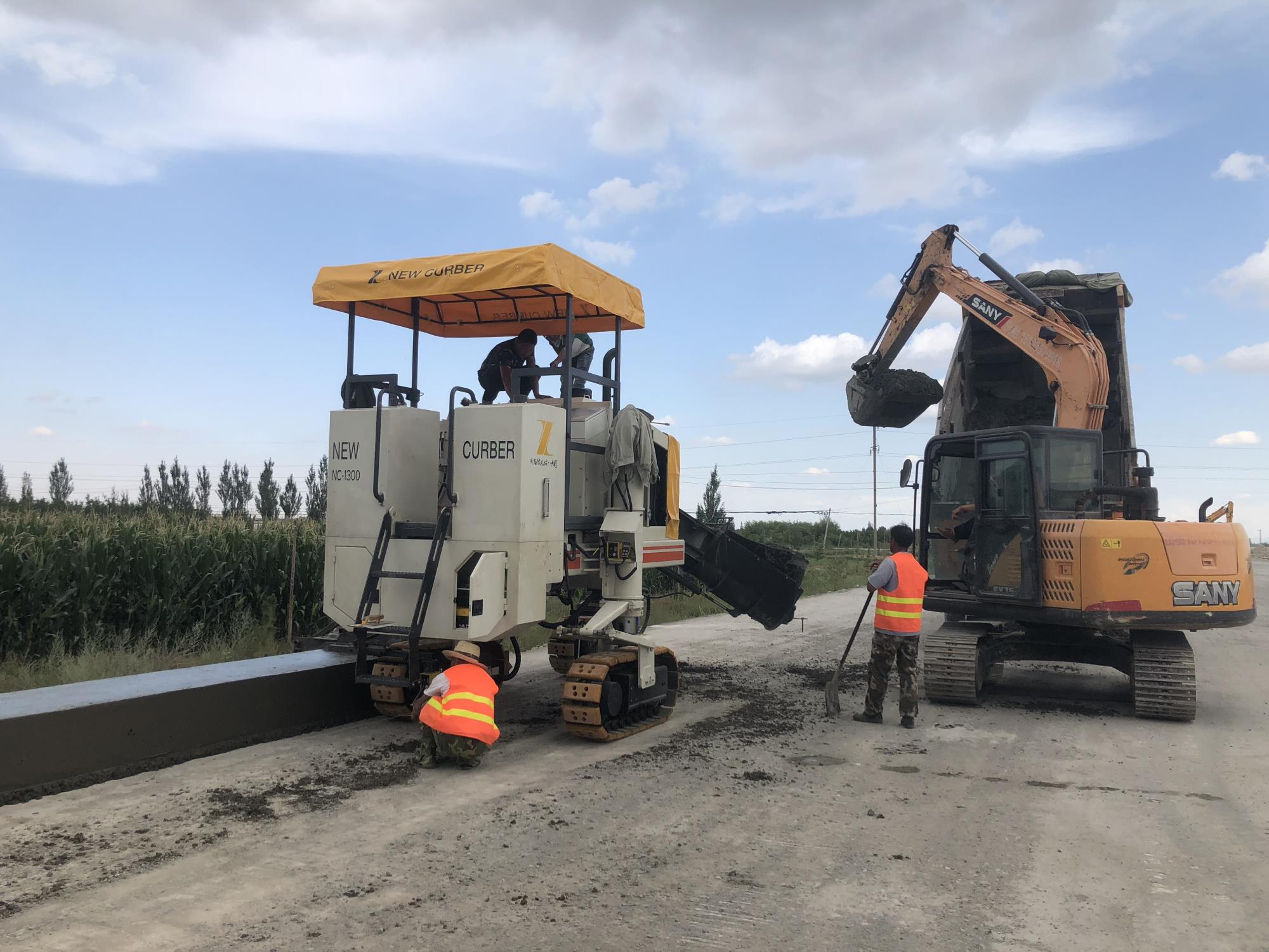 經(jīng)過多年的研究，混凝土路緣石滑模成型機提升了哪些？