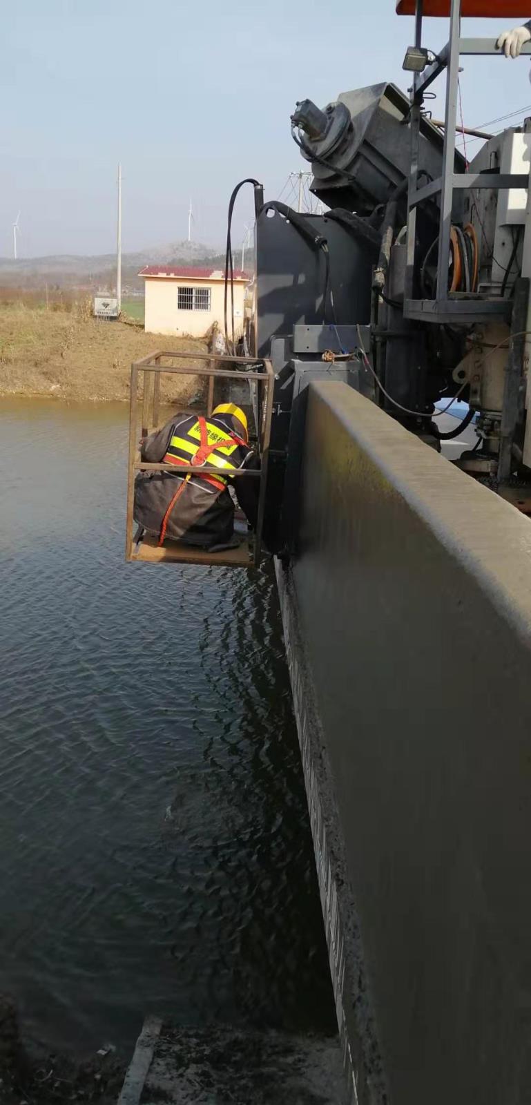 連續(xù)橋面攤鋪對(duì)路緣石滑模攤鋪機(jī)的要求